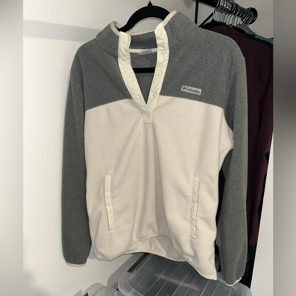 Columbia Women’s Gray and White Fleece Pullover